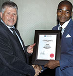 Johan Maritz (left) presents Samkelo Sithole with the 2015 Student of the Year award. 